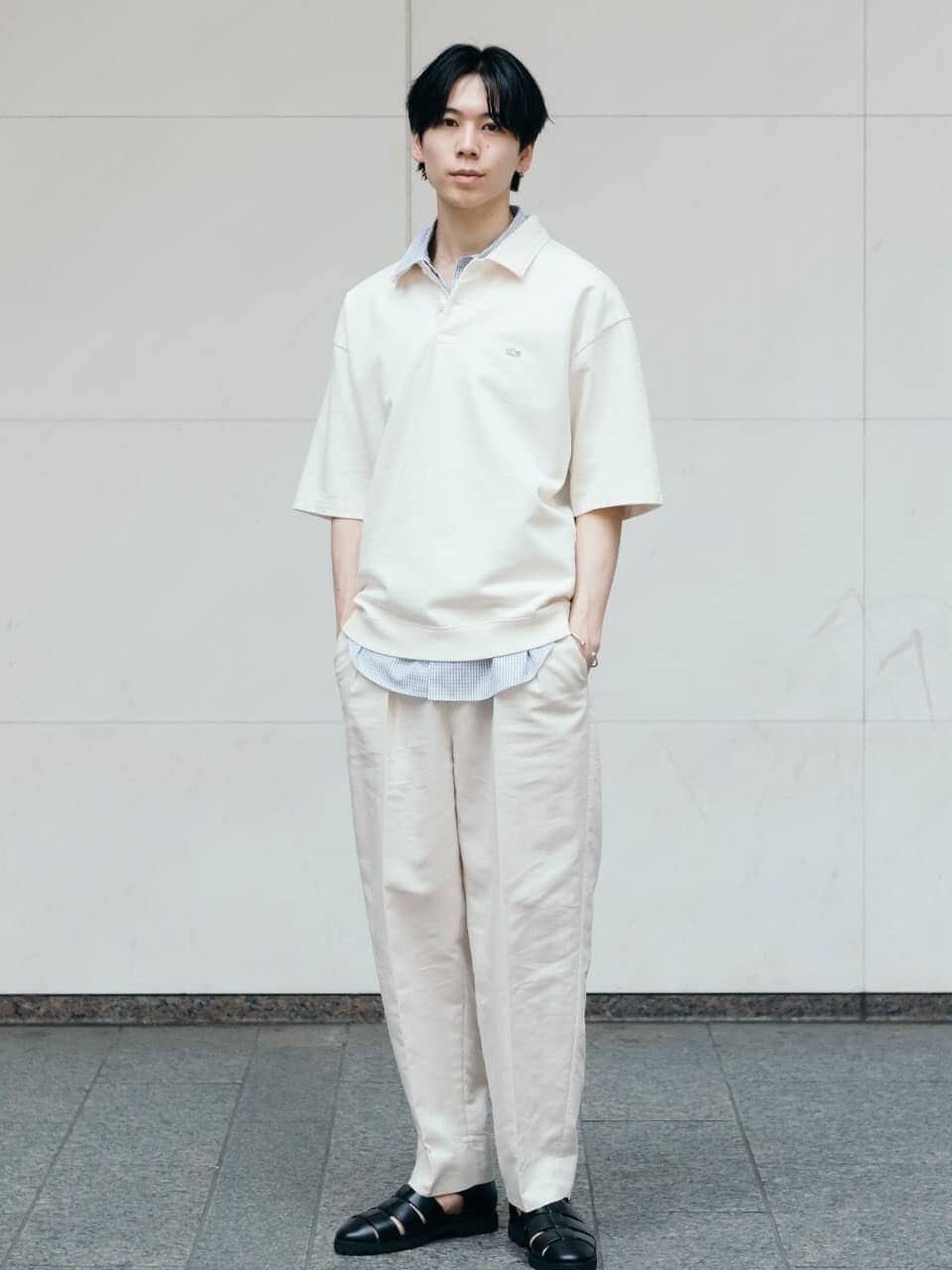 ポロシャツと白パンツを着た男性
