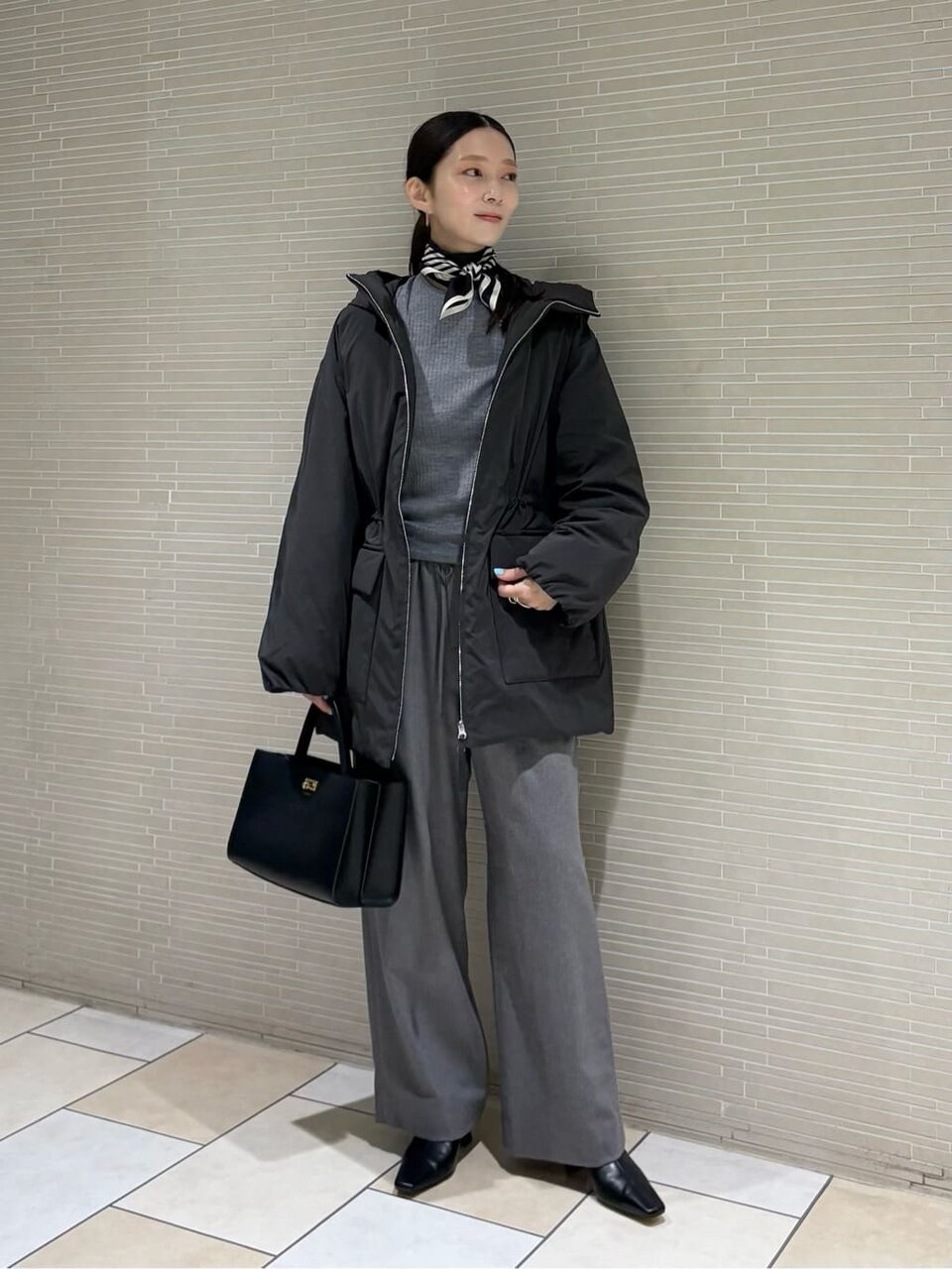 オリーブグリーンのダウンコート を着た女性