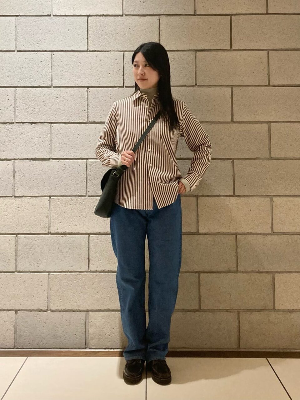 グリーンのショルダーバッグを持った女性