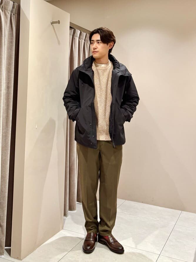 ダークグリーンのイージーパンツを着た男性