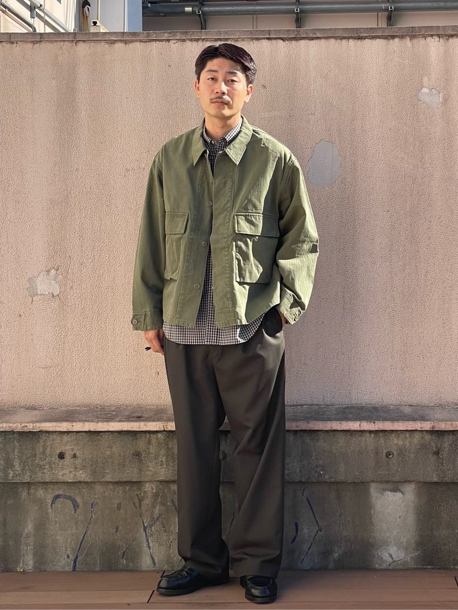 ミリタリージャケットを着た男性