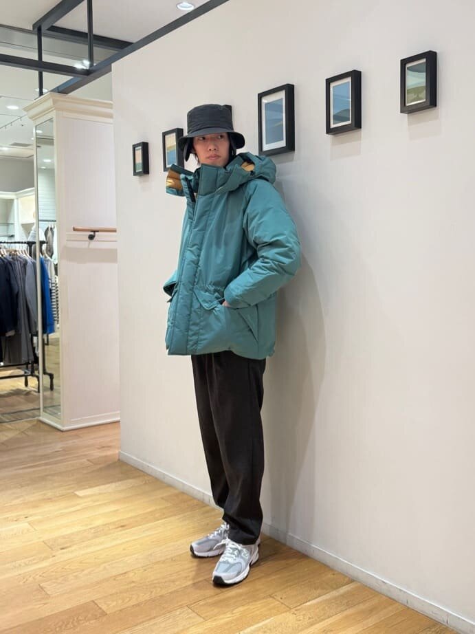 ダークグリーンのダウンパーカを着た男性