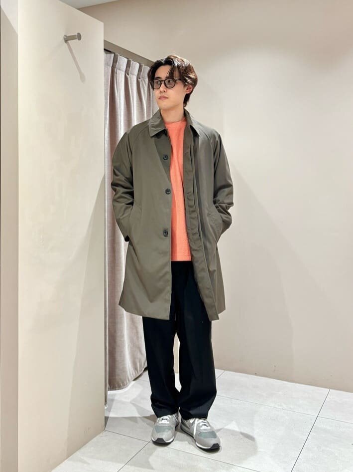 ダークグリーンのダウンパーカを着た男性