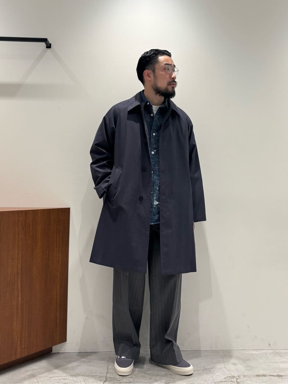 ステンカラーコートを着た男性