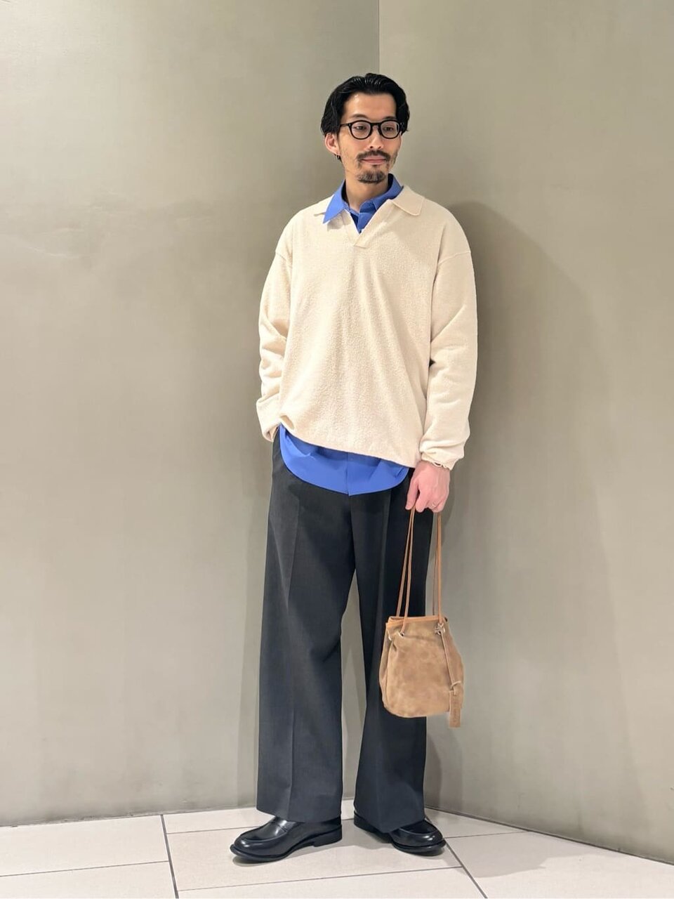 スキッパーニットを着た男性