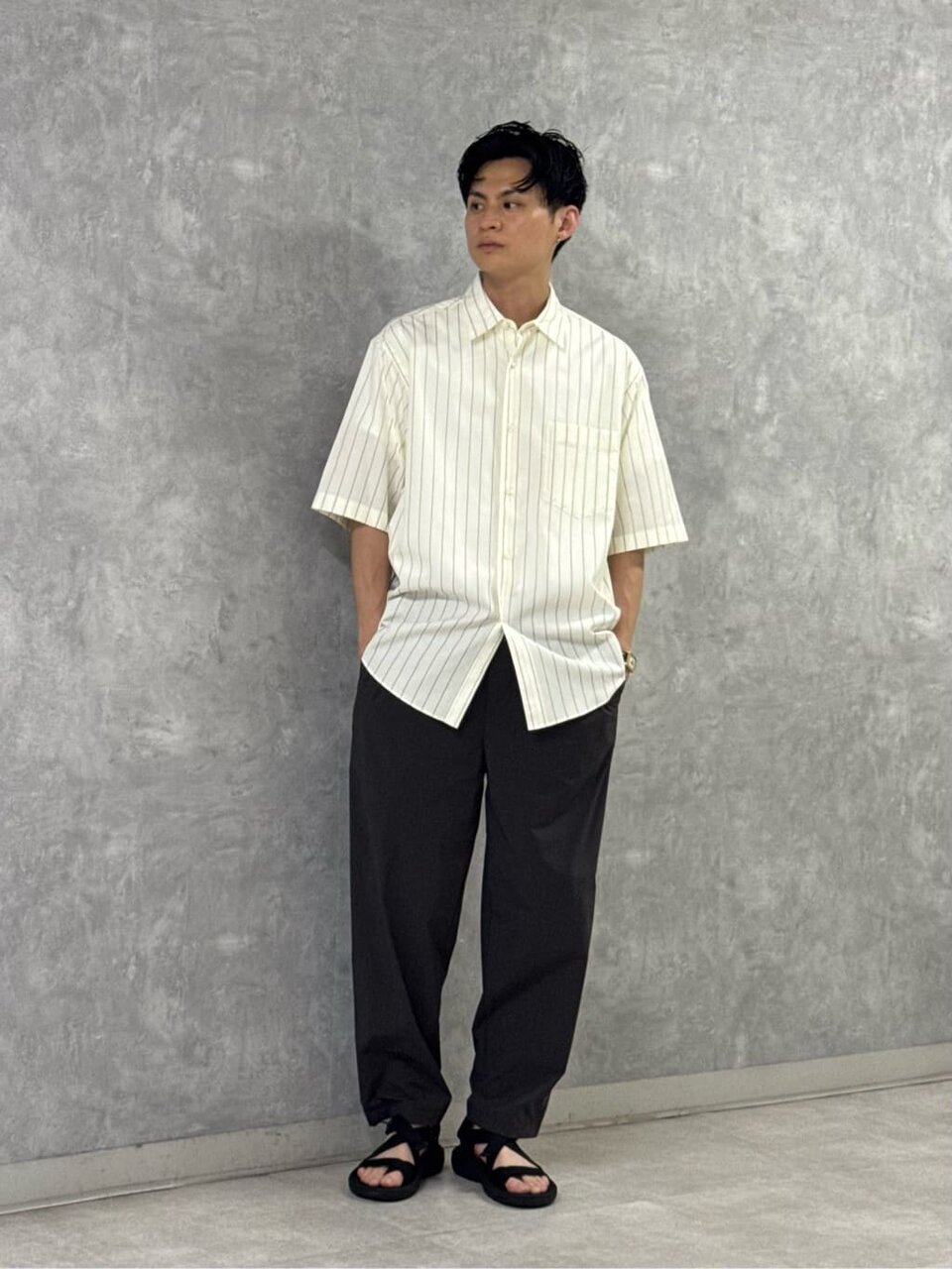 ストライプシャツを着た男性