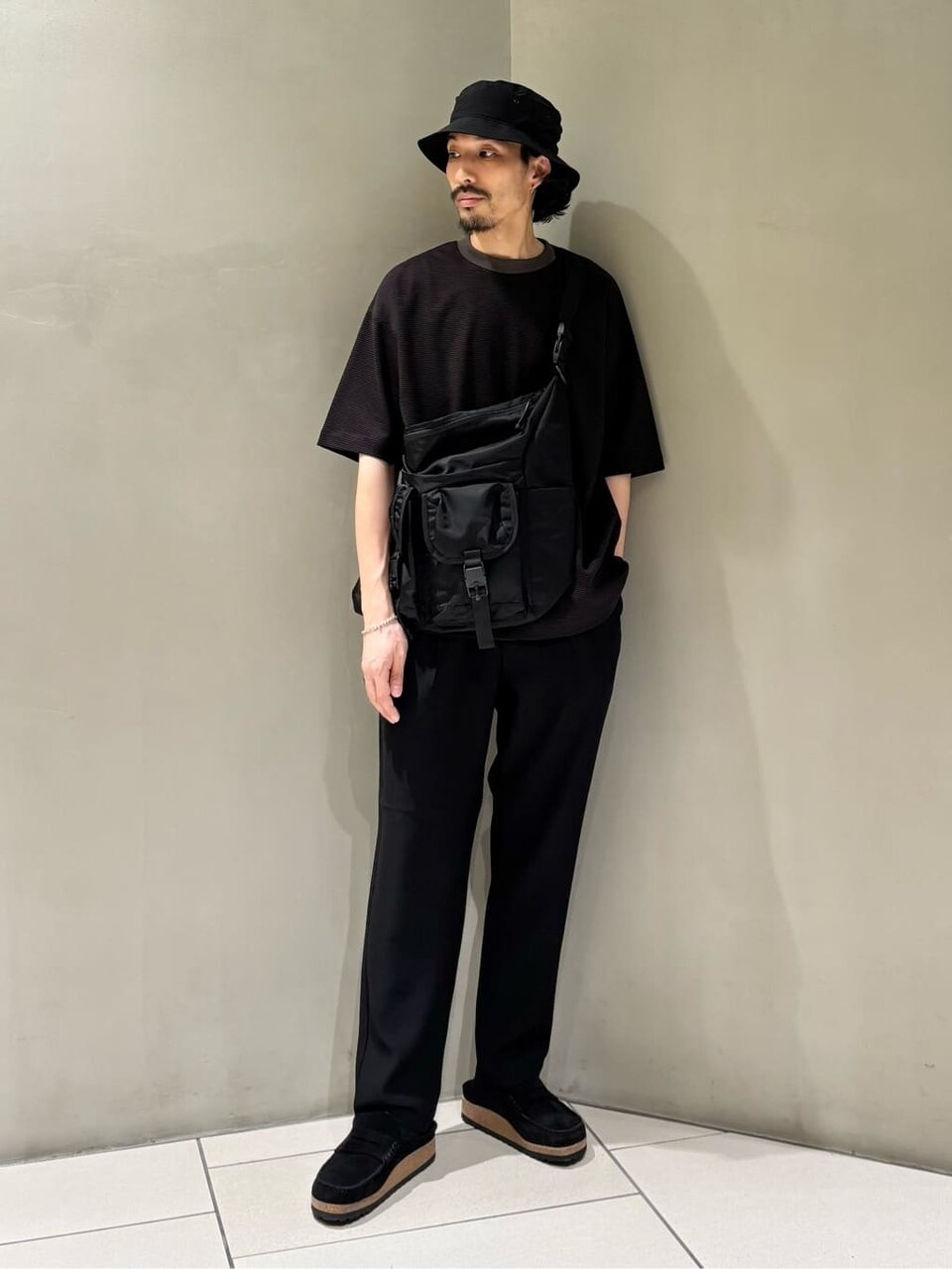 ブラックTシャツとパンツを着た男性