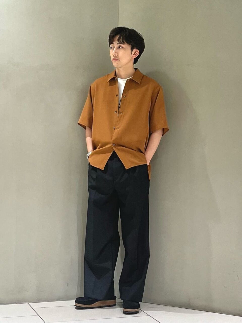 キャンプカラーシャツを着た男性