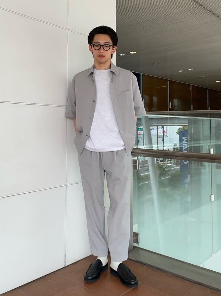 半袖シャツのセットアップを着た男性