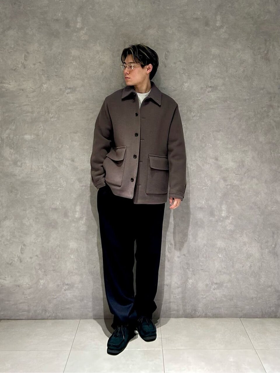 カバーオールを着た男性