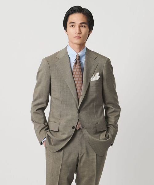 ライトブラウンのスーツを着た男性