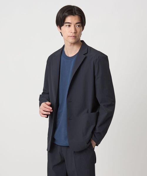 一枚仕立てのスーツをビジカジで着ている男性