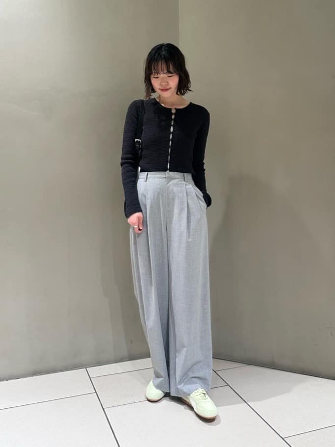 カーディガンとスニーカーの女性