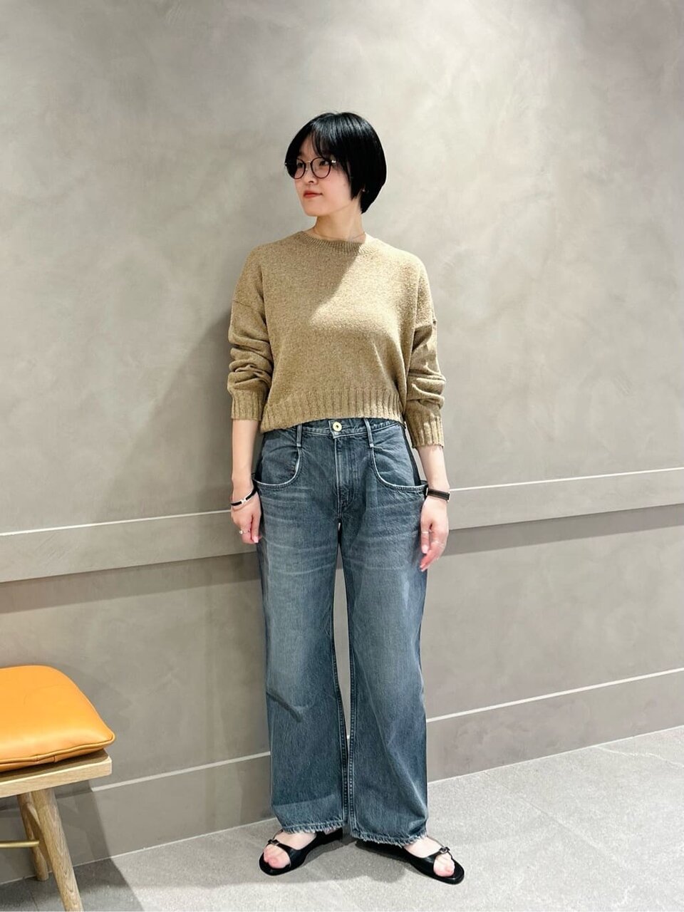 デニムとサンダルの女性