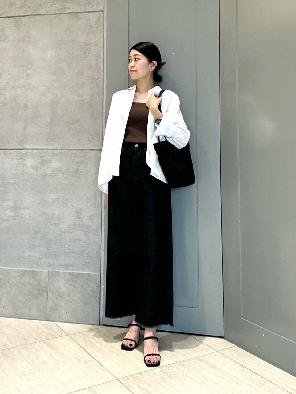 デニムとストラップサンダルの女性