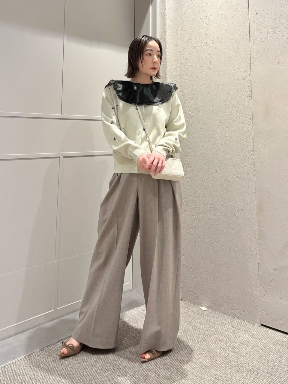 ワイドパンツとリボンパンプスの女性