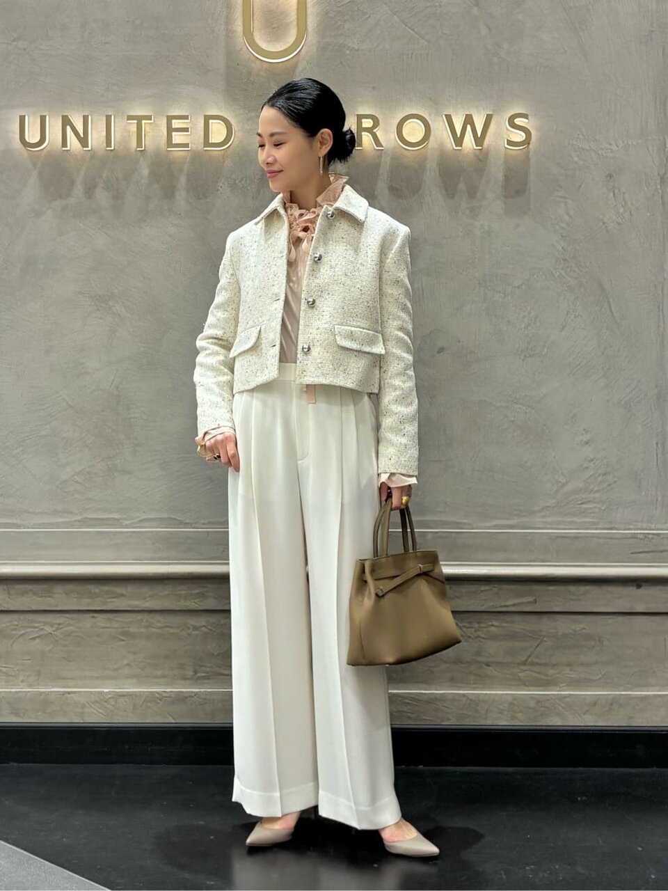 ワイドパンツとパンプスの女性