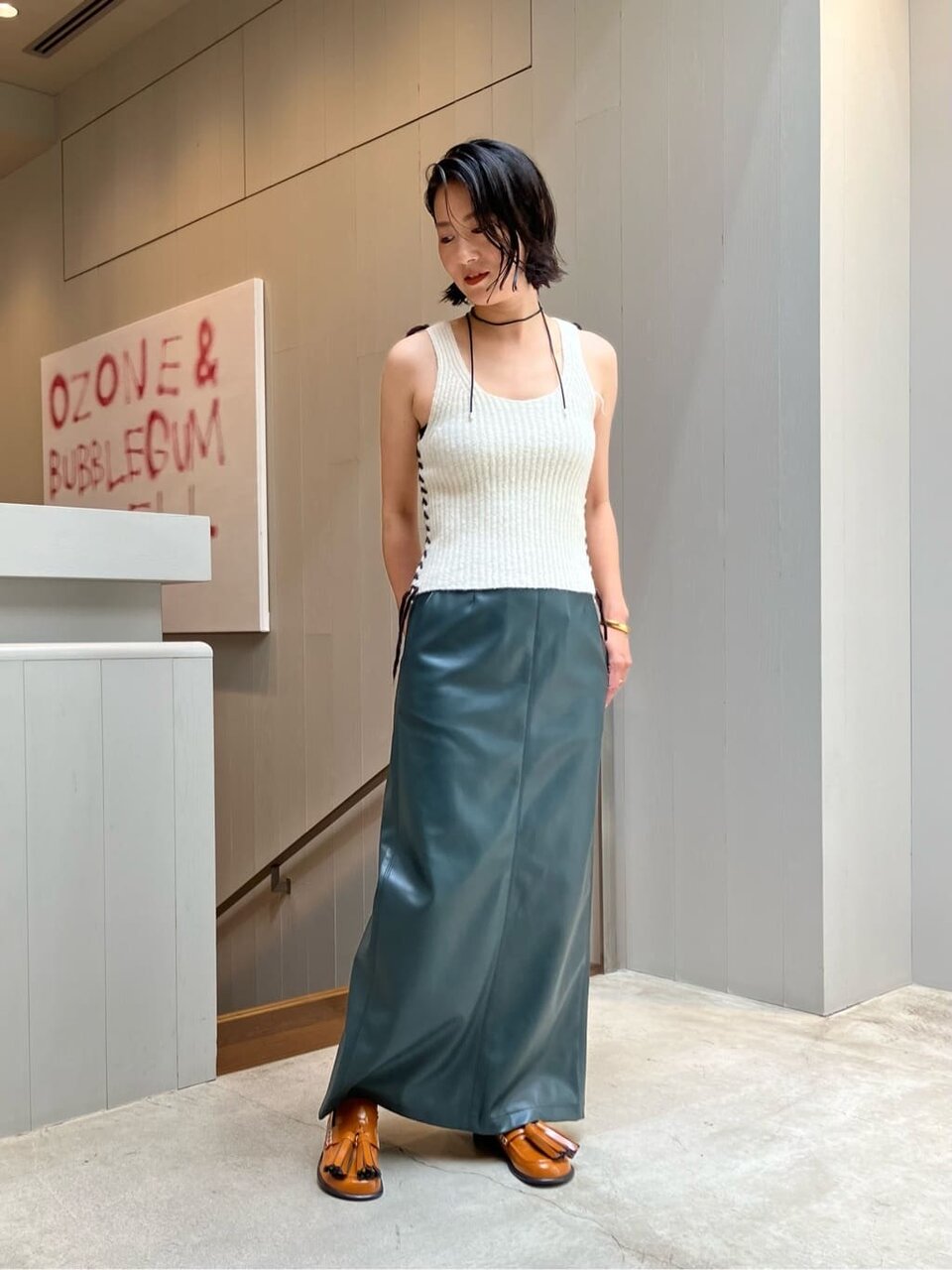 ロングスカートをはいた女性