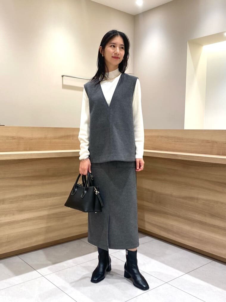 ロングスカートをはいた女性