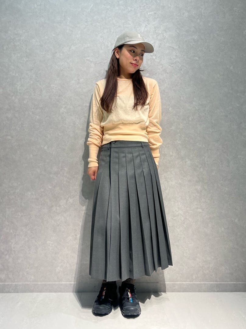 ロングスカートをはいた女性