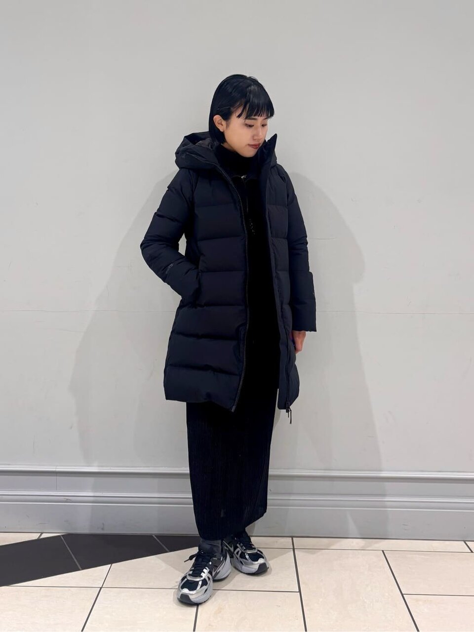 ロングスカートをはいた女性