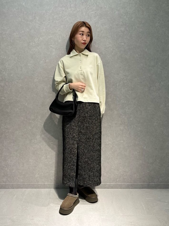 ロングスカートをはいた女性