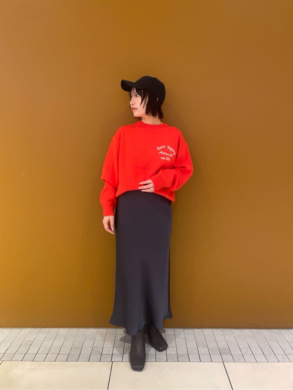 ロングスカートをはいた女性