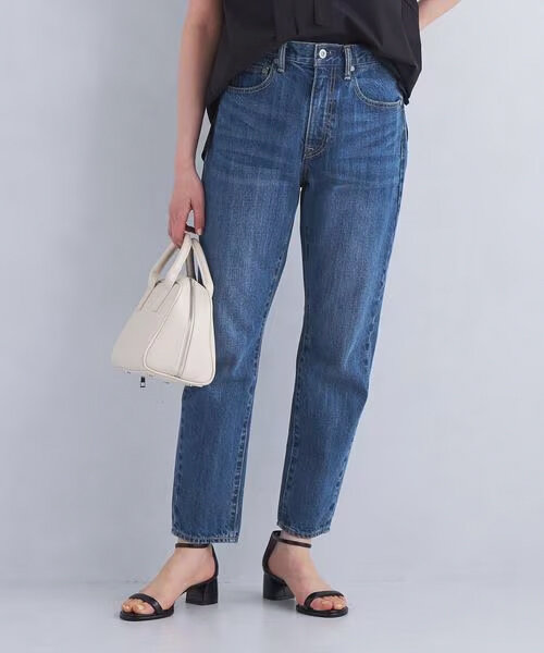 デニムパンツをはいた女性