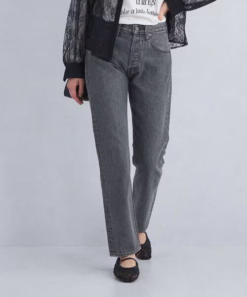 デニムパンツをはいた女性