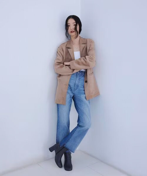 デニムパンツをはいた女性