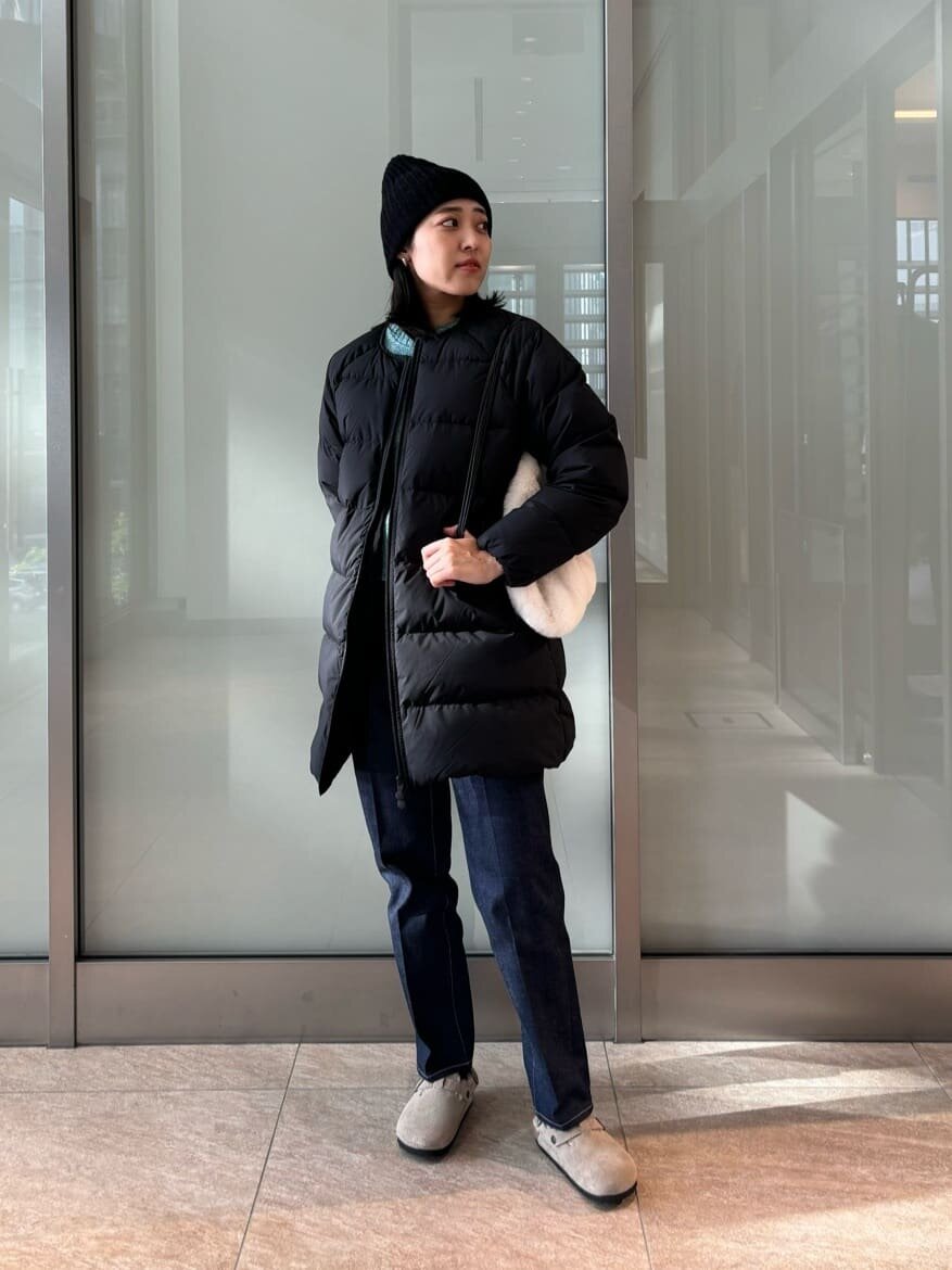 デニムパンツを履いた女性