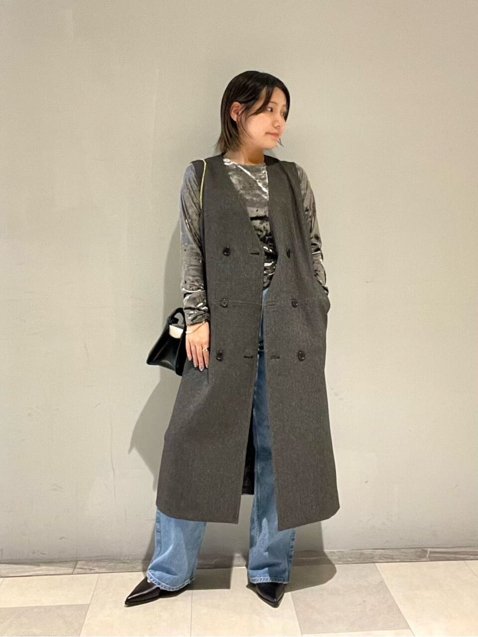 デニムパンツを履いた女性