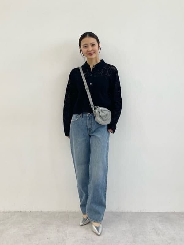 デニムパンツを履いた女性