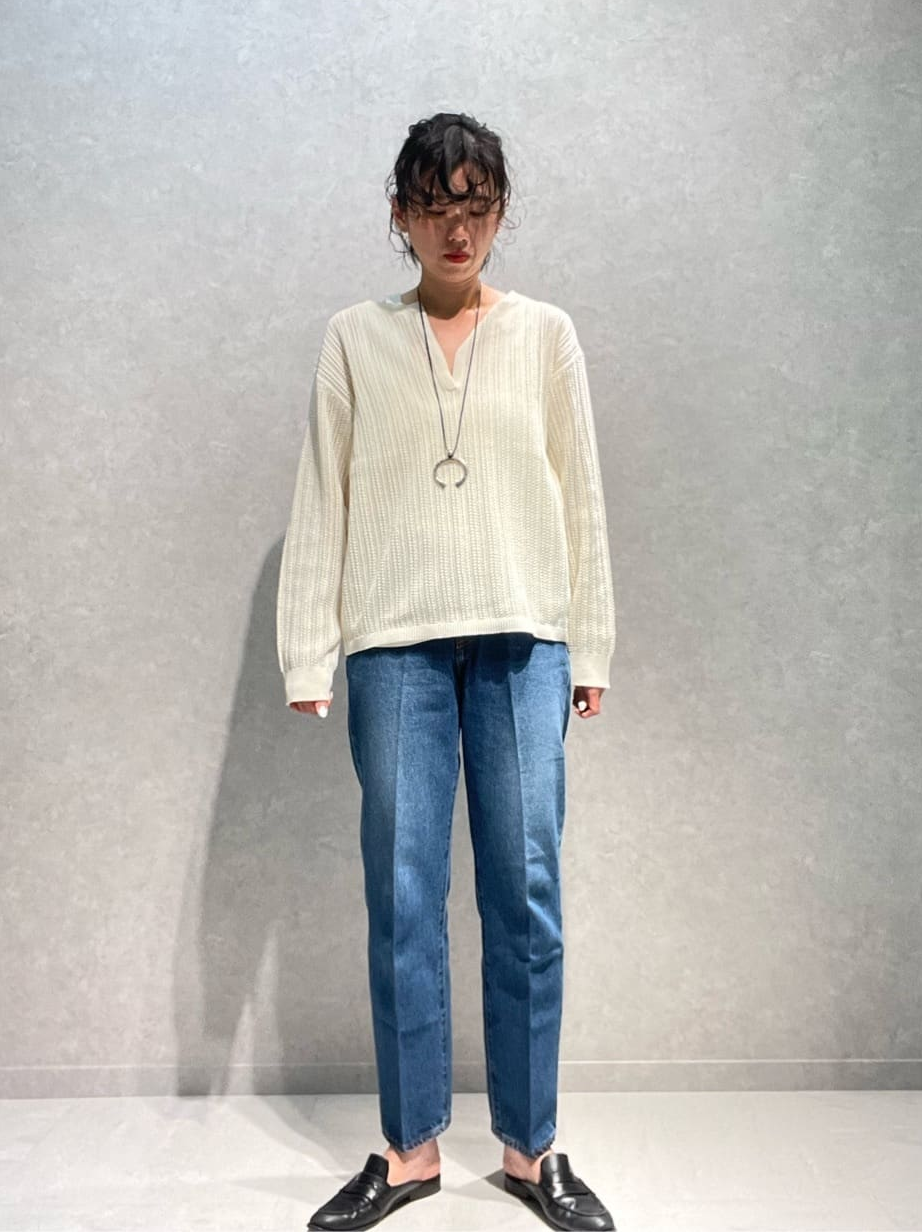 デニムパンツを履いた女性