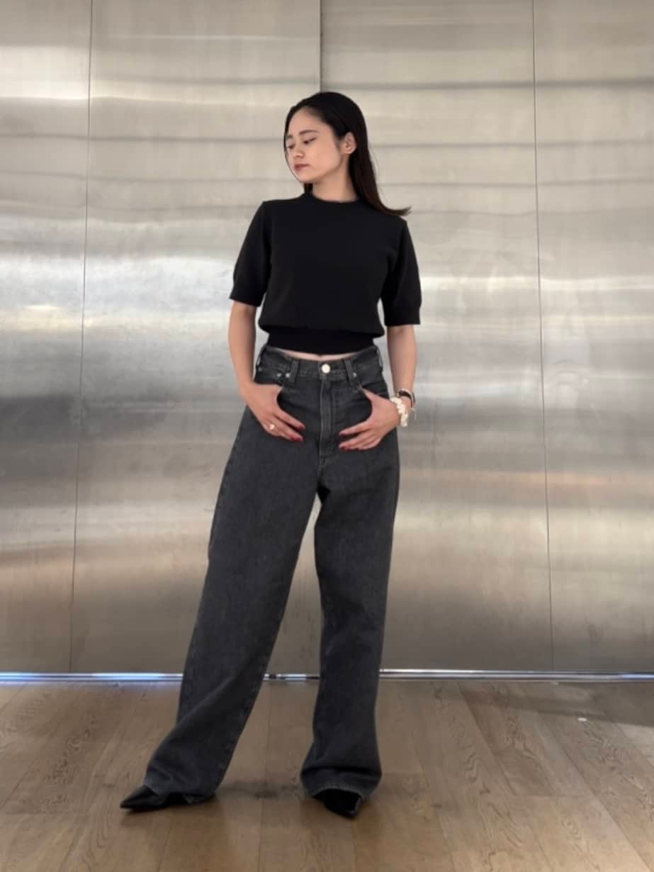 デニムパンツを履いた女性