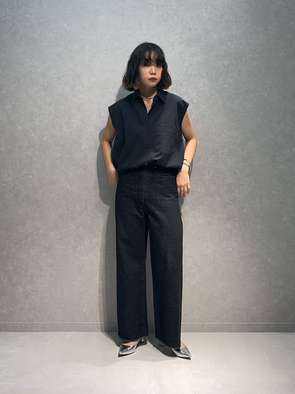 デニムパンツを履いた女性