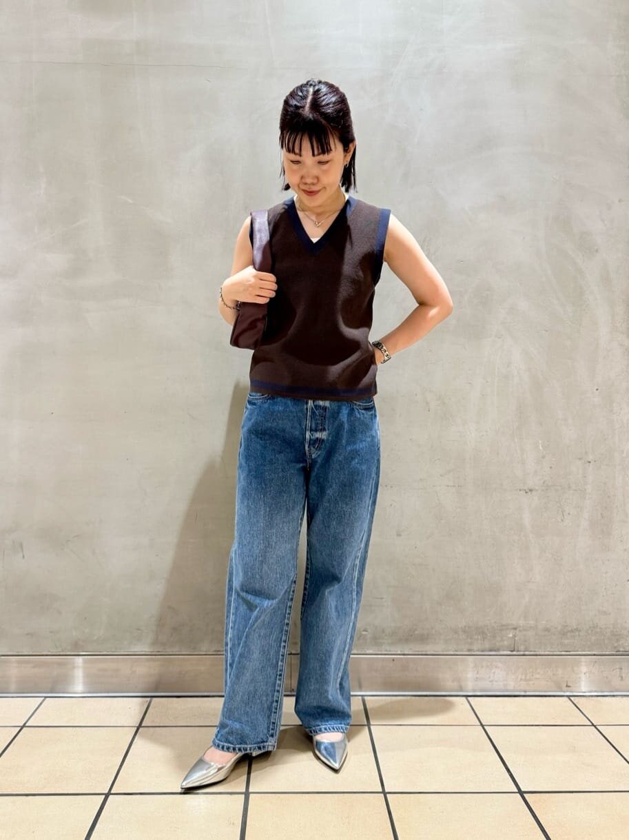 デニムパンツを履いた女性