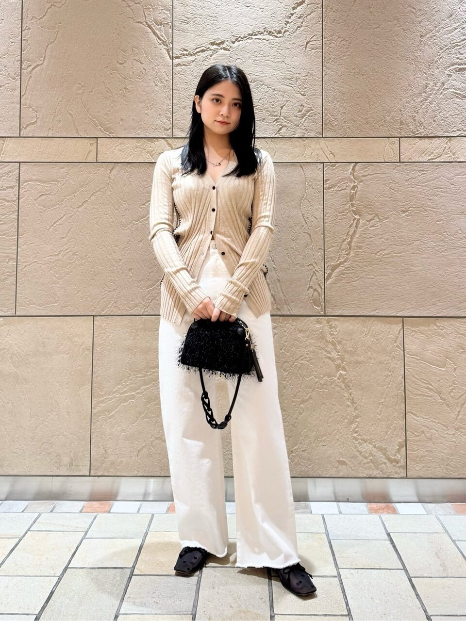 デニムパンツを履いた女性