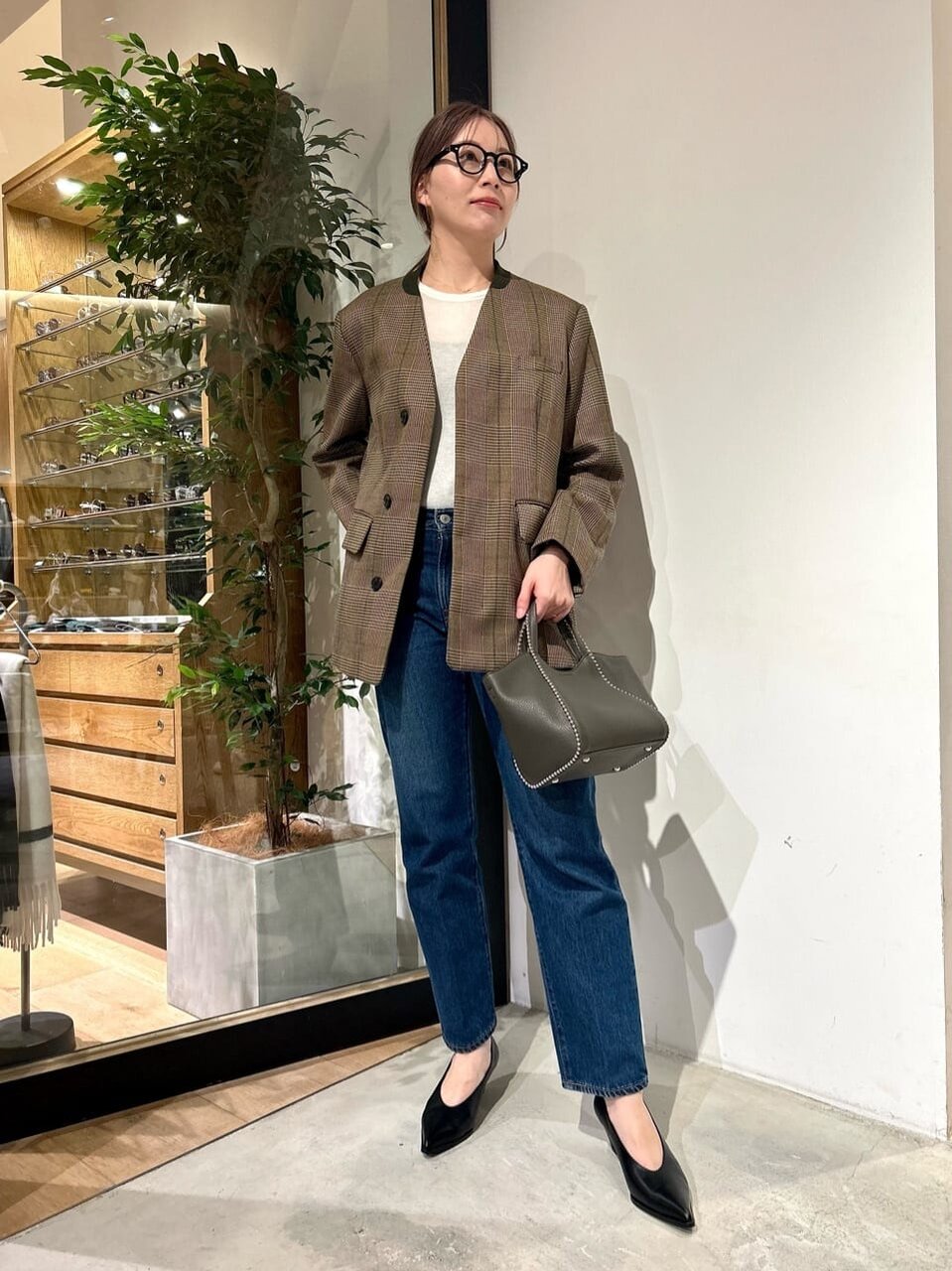 デニムパンツを履いた女性