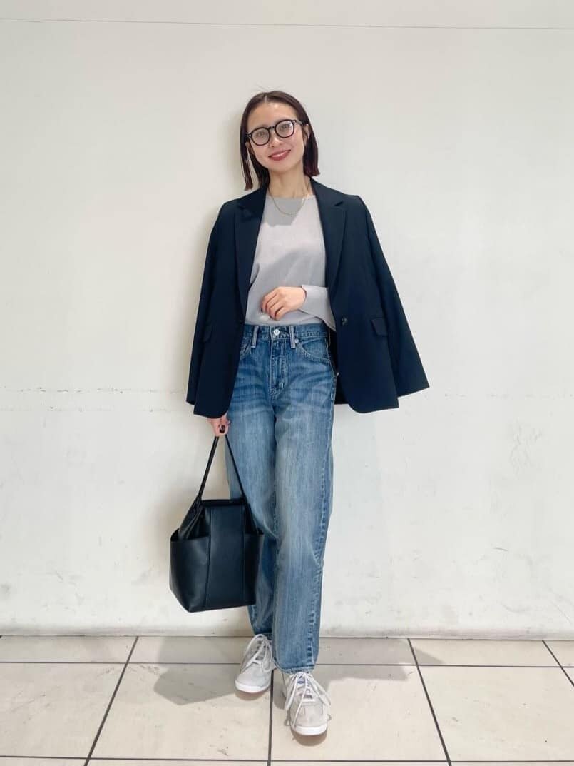 デニムパンツを履いた女性