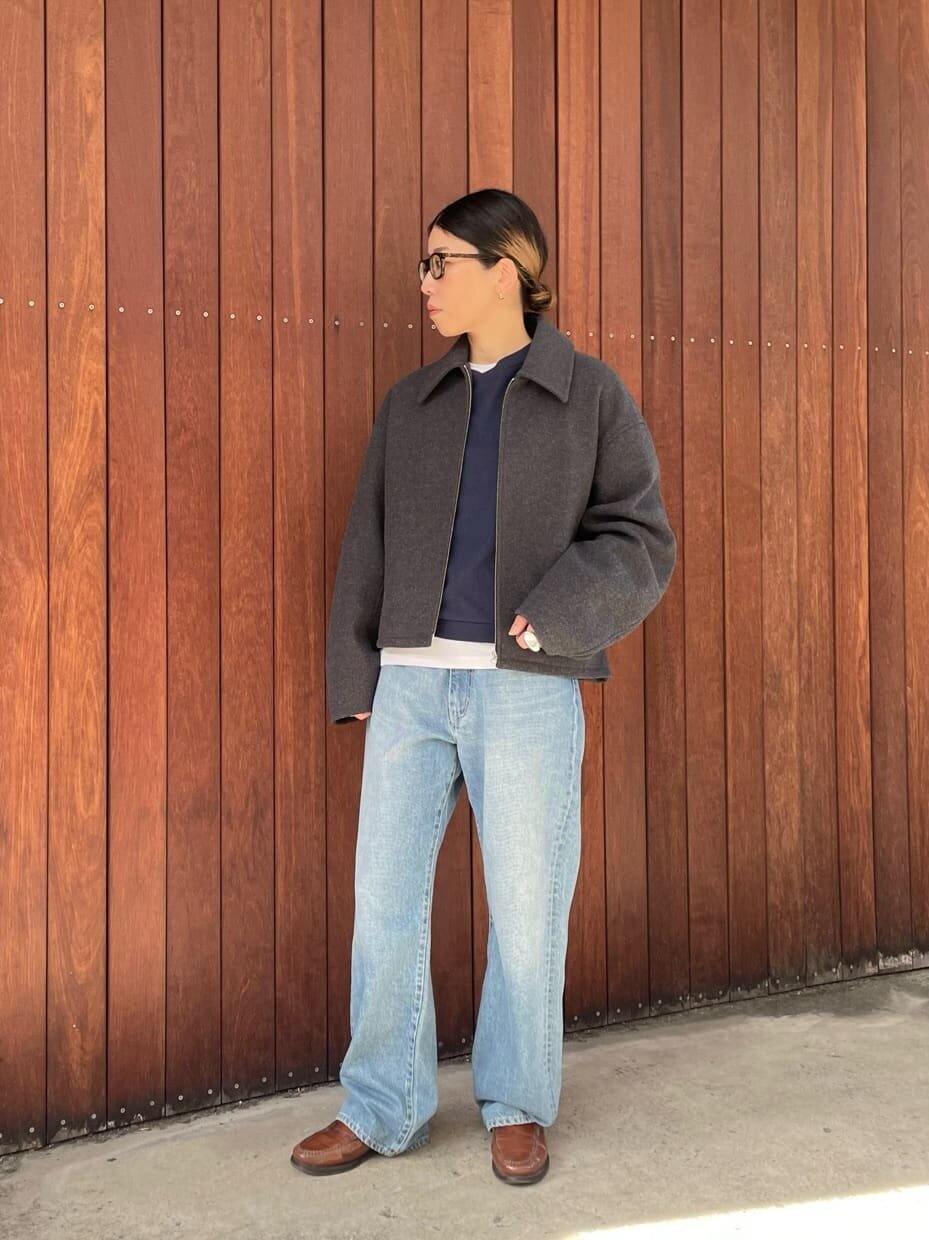 デニムパンツを履いた女性