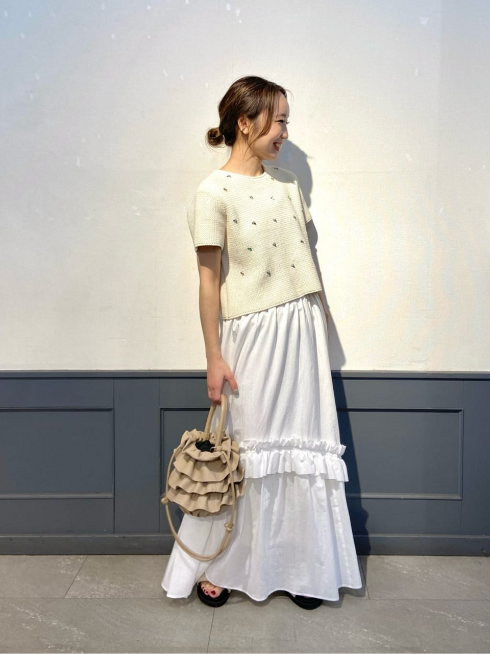 スカートをはいた女性