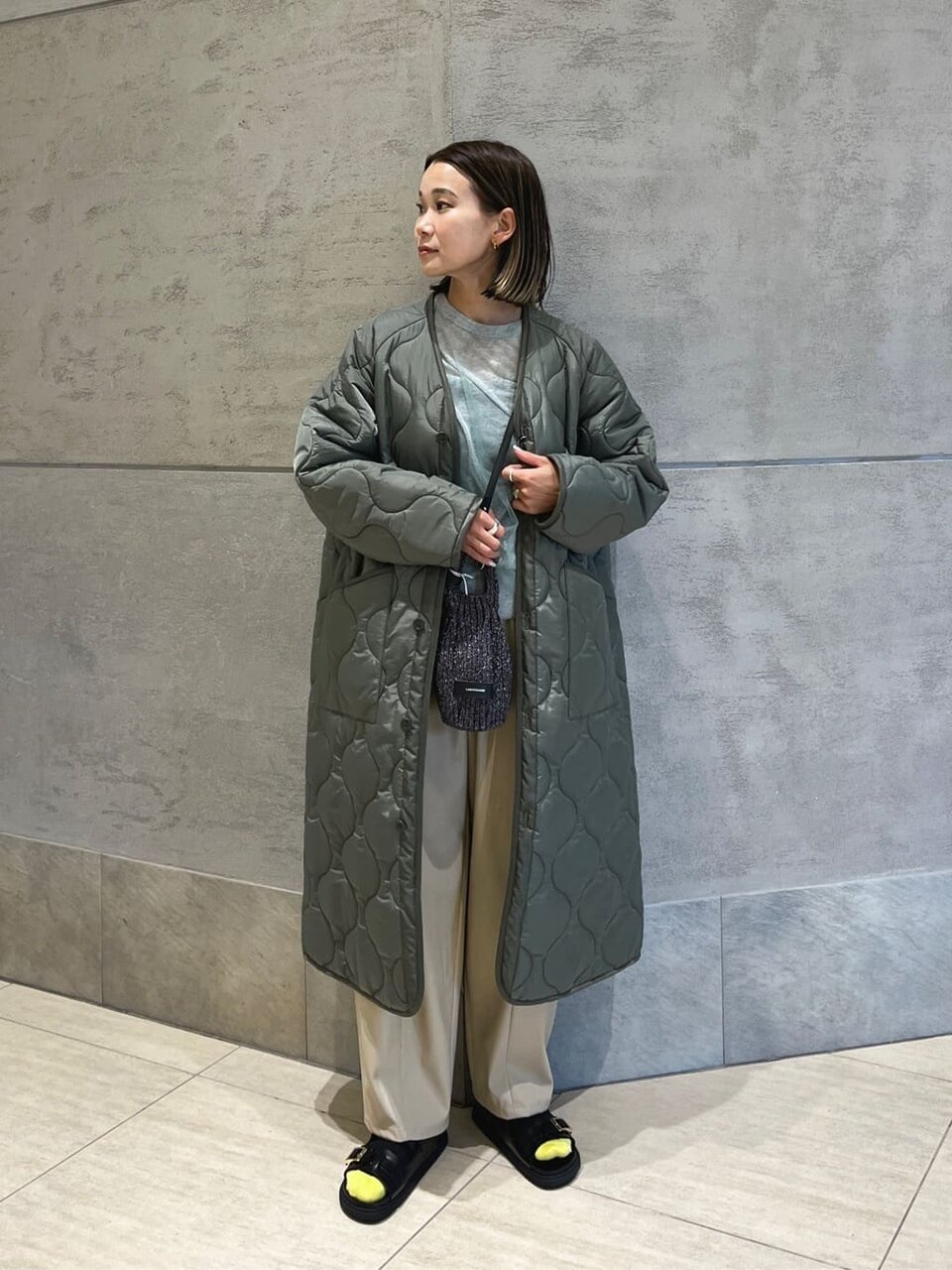 シアートップスを着た女性