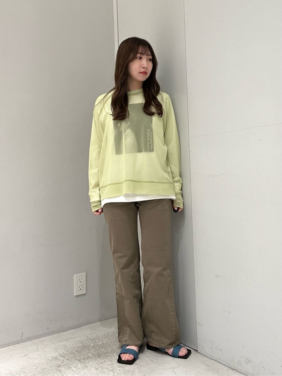 シアートップスを着た女性