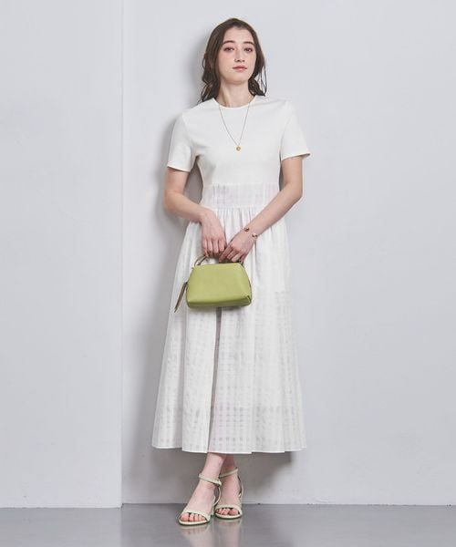 デニムジャケットを着た女性