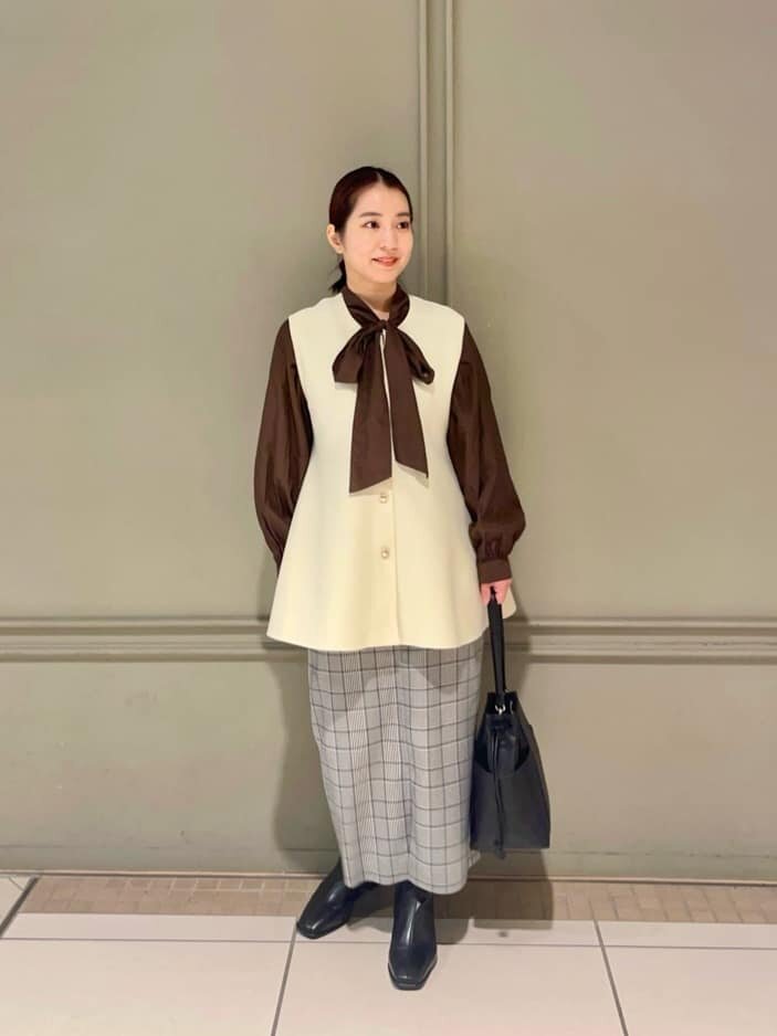 ジレを羽織った女性