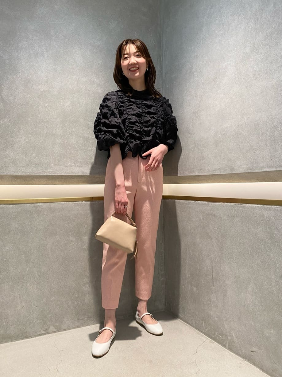 ブラウスを着た女性