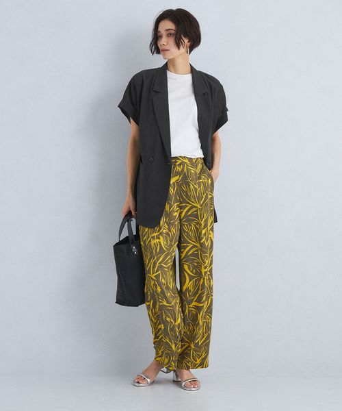 ブラウスを着た女性