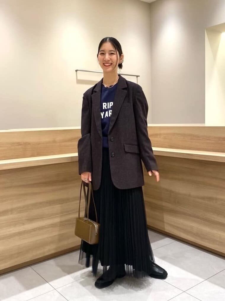 ジャンプスーツを着た女性