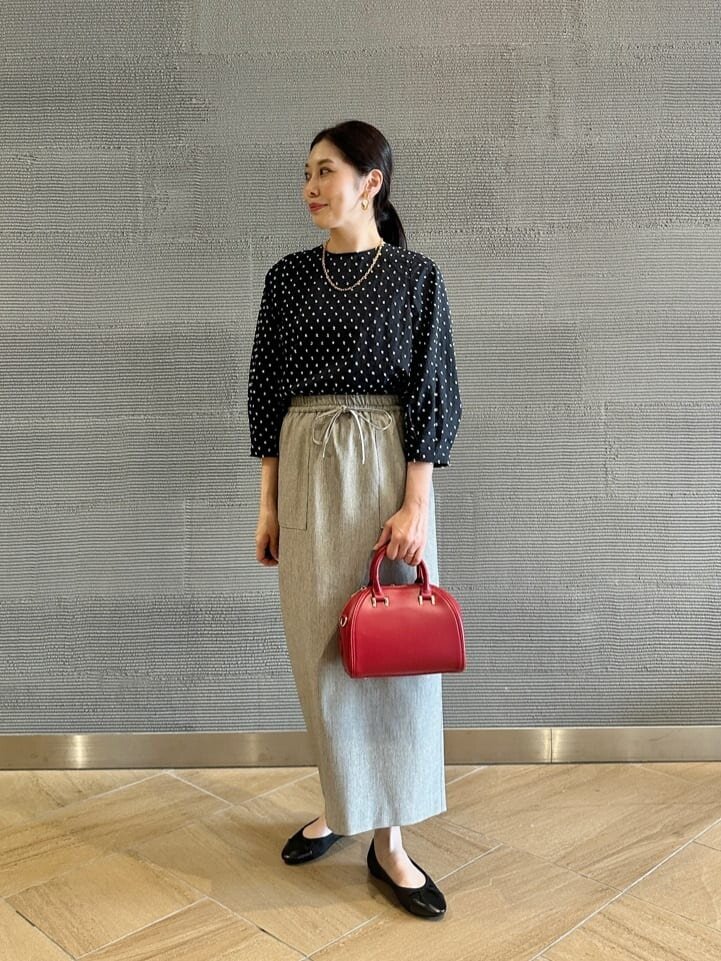 水玉柄ブラウスを着た女性